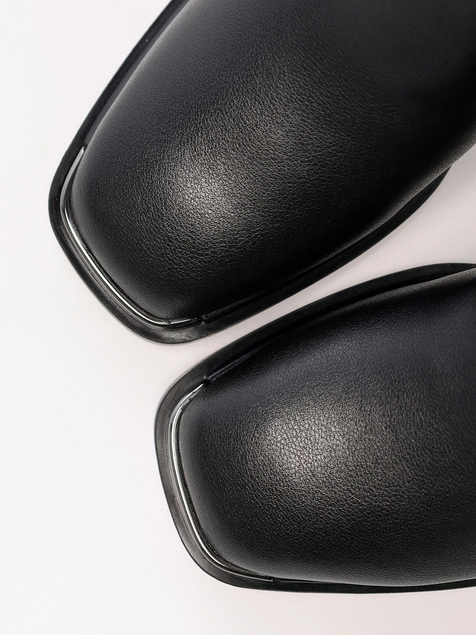 Сапоги черного цвета из натуральной кожи на высоком каблуке